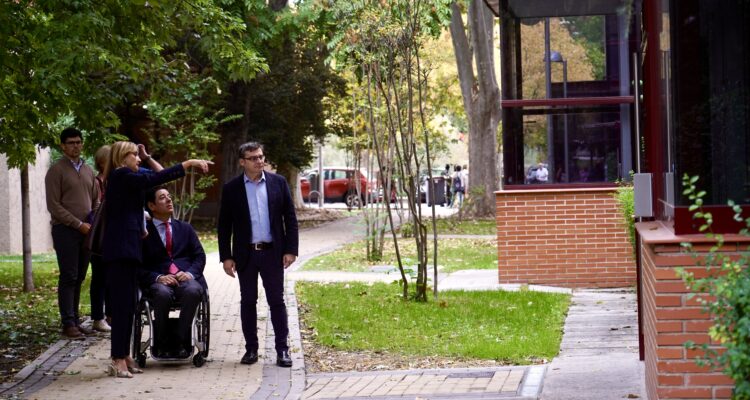 El delegado de Políticas de Vivienda y presidente de la Empresa Municipal de la Vivienda y Suelo de Madrid (EMVS Madrid), Álvaro González, acompañado por el concejal de Moncloa-Aravaca, Borja Fanjul, visita las actuaciones del Plan Rehabilita en la Colonia del Manzanares