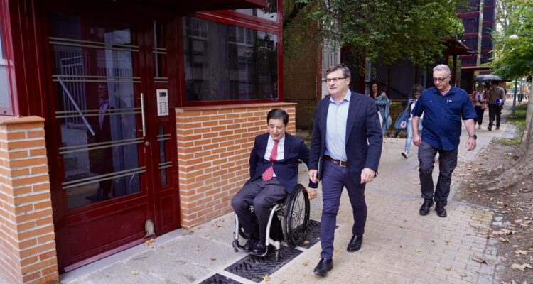 El delegado de Políticas de Vivienda y presidente de la Empresa Municipal de la Vivienda y Suelo de Madrid (EMVS Madrid), Álvaro González, acompañado por el concejal de Moncloa-Aravaca, Borja Fanjul, visita las actuaciones del Plan Rehabilita en la Colonia del Manzanares