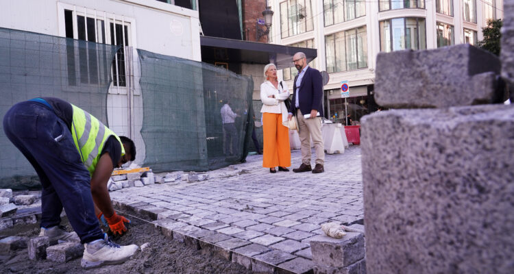 García Romero visita los trabajos de adoquinado de la calle del Príncipe