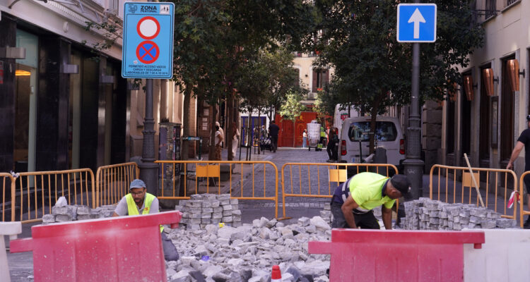 García Romero visita los trabajos de adoquinado de la calle del Príncipe