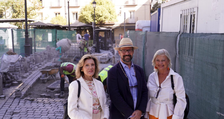García Romero visita los trabajos de adoquinado de la calle del Príncipe