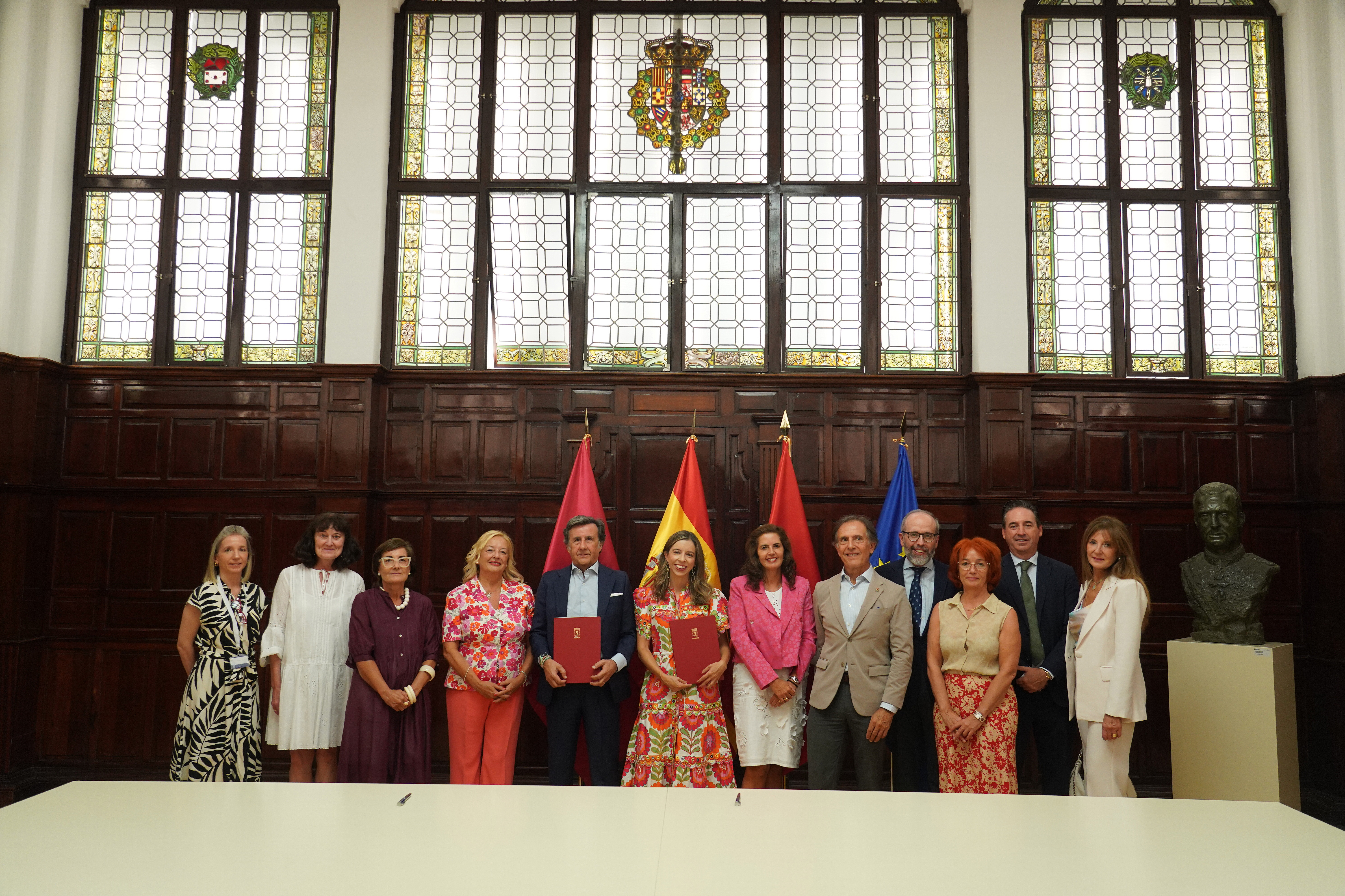 Miembros del Ayuntamiento de Madrid y la Asociación por Una Resolución Amistosa (AURA) tras la firma del convenio