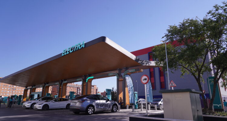 El concejal de Carabanchel, Carlos Izquierdo, ha inaugurado la nueva electrolinera puesta en servicio en este distrito