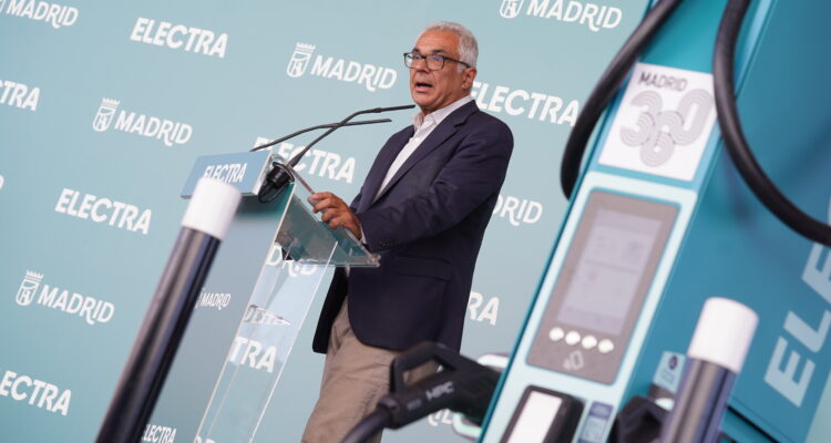 El concejal de Carabanchel, Carlos Izquierdo, ha inaugurado la nueva electrolinera puesta en servicio en este distrito