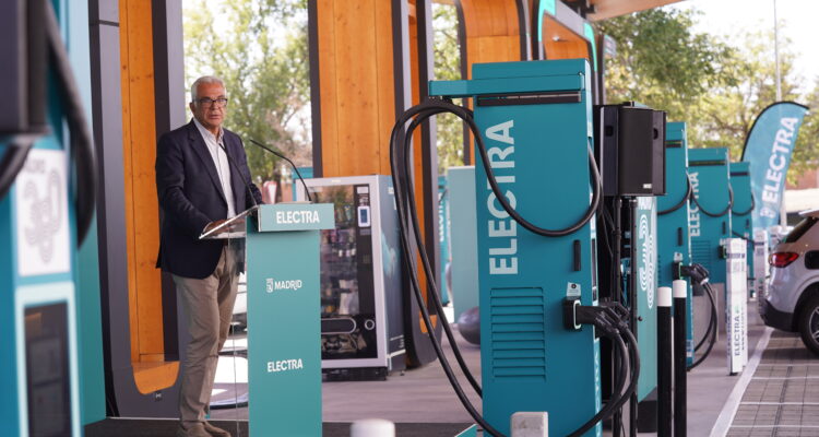 El concejal de Carabanchel, Carlos Izquierdo, ha inaugurado la nueva electrolinera puesta en servicio en este distrito
