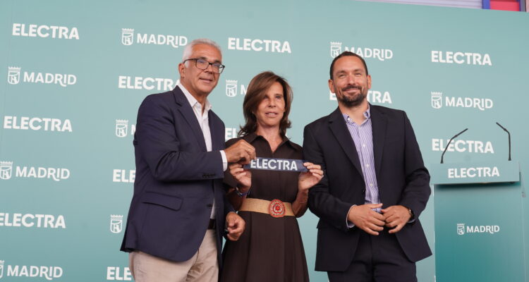 El concejal de Carabanchel, Carlos Izquierdo, ha inaugurado la nueva electrolinera puesta en servicio en este distrito