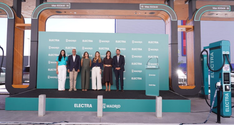 El concejal de Carabanchel, Carlos Izquierdo, ha inaugurado la nueva electrolinera puesta en servicio en este distrito