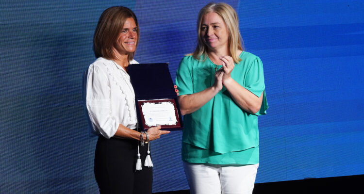 La vicealcaldesa y portavoz municipal, Inma Sanz, en la entrega de la Cruz de San Juan a los agentes de la Policía Municipal de Madrid que cumplen 25 años de servicio