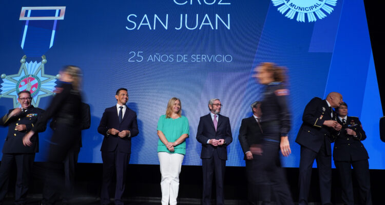La vicealcaldesa y portavoz municipal, Inma Sanz, en la entrega de la Cruz de San Juan a los agentes de la Policía Municipal de Madrid que cumplen 25 años de servicio