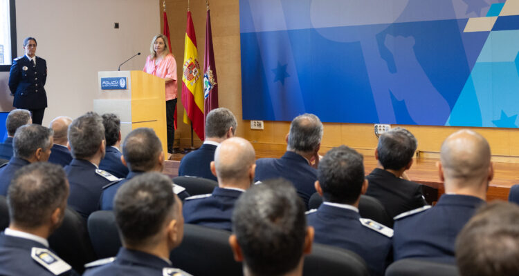 La vicealcaldesa de Madrid y delegada de Seguridad y Emergencias, Inma Sanz, preside la entrega de despachos de la XIV promoción de inspectores de Policía Municipal de Madrid