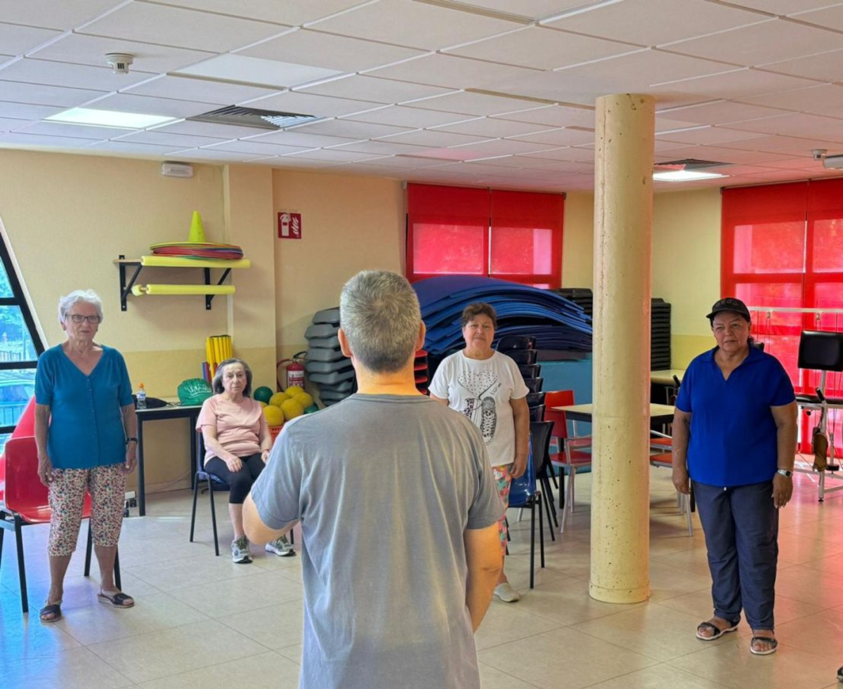 Mayores realizando actividades en un centro