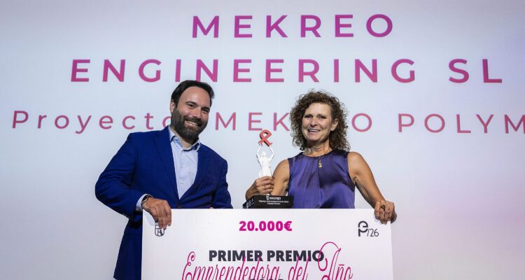 Ángel Niño entregando el primer premio a la empresa Mekreo Engineering