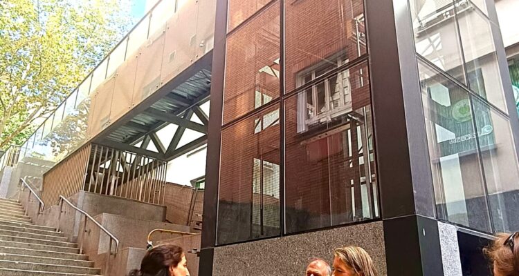 Hernández de la Riva visita las obras de mejora de accesibilidad del entorno de las calles de los Peñascales y del Doctor Esquerdo