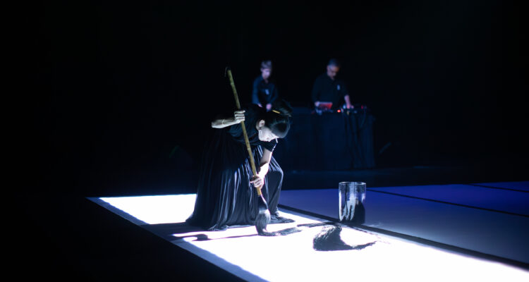 Imagen de 'Calligration', del dúo Schnitt junto a la calígrafa japonesa Aoi Yamaguchi. ©Naoko Kaneda