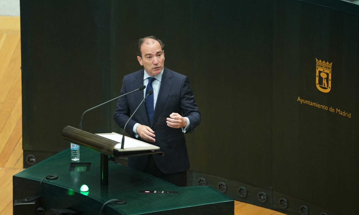 El delegado de Urbanismo, Medio Ambiente y Movilidad, Borja Carabante, durante su intervención en el Pleno. Imagen de archivo