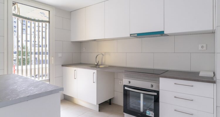 Cocina de una de las viviendas construidas por EMVS Madrid en la promoción Cañaveral 11