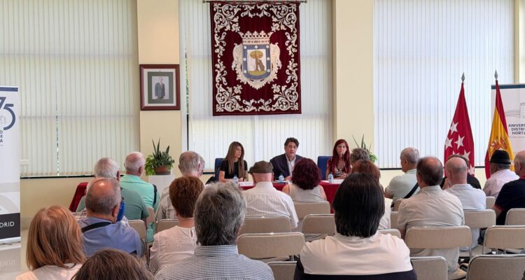 David Pérez en la bienvenida a los nuevos usuarios de los centros de mayores de Hortaleza
