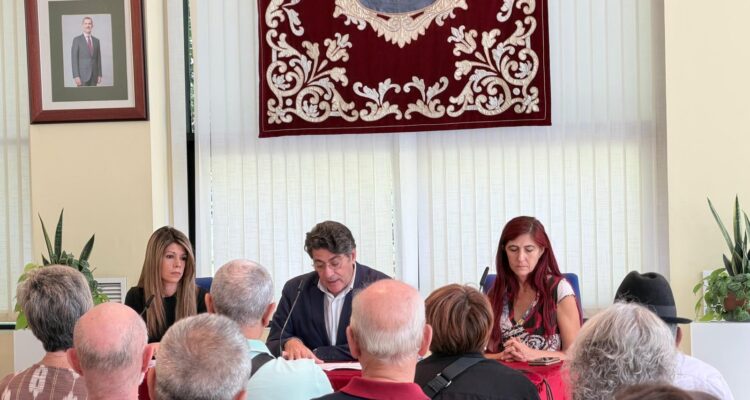 David Pérez en la bienvenida a los nuevos usuarios de los centros de mayores de Hortaleza