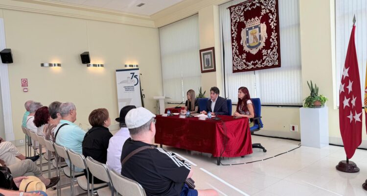 David Pérez en la bienvenida a los nuevos usuarios de los centros de mayores de Hortaleza