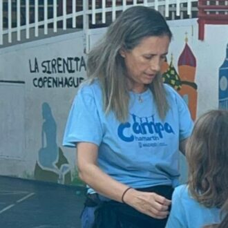 Yolanda Estrada con los participantes de los Días sin Cole en el CEIPSO Arquitecto Gaudí