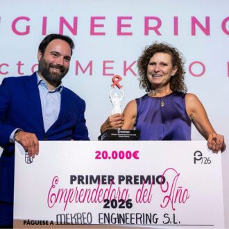 Ángel Niño entregando el primer premio a la empresa Mekreo Engineering