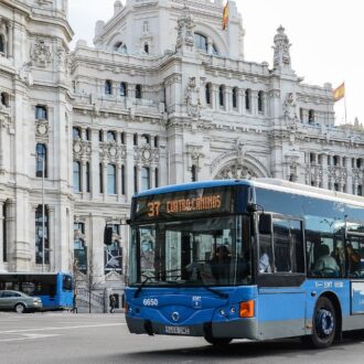 Autobús EMT Madrid pasando por la plaza de Cibeles (imagen de archivo)