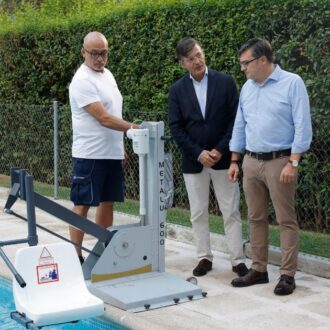 El delegado Álvaro González y el concejal José Antonio Martínez-Páramo en la visita a la actuación del Plan Adapta en una piscina comunitaria