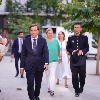 Almeida en el acto homenaje a los diez bomberos fallecidos en los Almacenes Arias en 1987