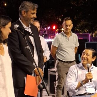 El concejal de Moncloa-Aravaca, Borja Fanjul, acompaña a los pregoneros de las Fiestas de Aravaca