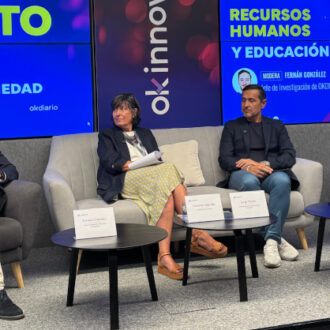 El concejal delegado de Innovación y Emprendimiento, Ángel Niño, participa en la mesa redonda ‘IA y laboral’ en la III edición de las Jornadas OKINNOVA