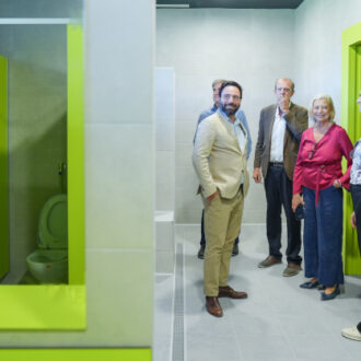 La delegada de Obras y Equipamientos, Paloma García Romero, acompañada del concejal de Puente de Vallecas, Ángel Niño, visita el nuevo edificio de vestuarios de los campos de rugby y fútbol del Centro Deportivo Municipal Entrevías.