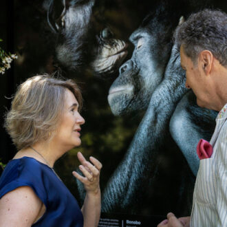 La delegada de Cultura, Turismo y Deporte, Marta Rivera de la Cruz, inaugura la exposición ‘Emociones en peligro. Fotografías de Tim Flach’