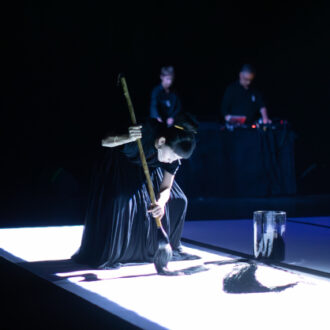 Imagen de 'Calligration', del dúo Schnitt junto a la calígrafa japonesa Aoi Yamaguchi. ©Naoko Kaneda