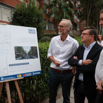 El delegado de Políticas de Vivienda y presidente de la Empresa Municipal de la Vivienda y Suelo de Madrid, Álvaro González, visita las obras de rehabilitación y reurbanización en la Colonia de Puerto Chico