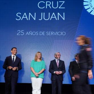 La vicealcaldesa y portavoz municipal, Inma Sanz, en la entrega de la Cruz de San Juan a los agentes de la Policía Municipal de Madrid que cumplen 25 años de servicio