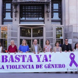 La vicealcaldesa, Inma Sanz, preside el minuto de silencio por el asesinato de una mujer en Leganés