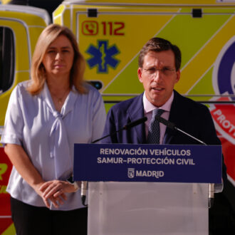 El alcalde de Madrid, José Luis Martínez-Almeida, acompañado por la vicealcaldesa y delegada de Seguridad y Emergencias, Inma Sanz, presenta las nuevas incorporaciones a la flota de SAMUR-Protección Civil