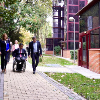 El delegado de Políticas de Vivienda y presidente de la Empresa Municipal de la Vivienda y Suelo de Madrid (EMVS Madrid), Álvaro González, acompañado por el concejal de Moncloa-Aravaca, Borja Fanjul, visita las actuaciones del Plan Rehabilita en la Colonia del Manzanares