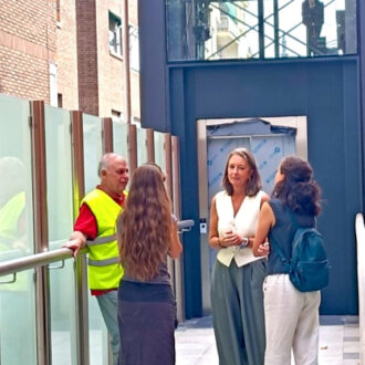 Hernández de la Riva visita las obras de mejora de accesibilidad del entorno de las calles de los Peñascales y del Doctor Esquerdo