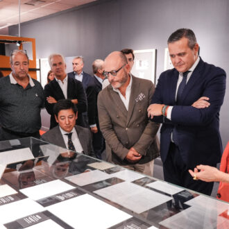 El delegado de Políticas Sociales, Familia e Igualdad, José Fernández, acompañado por la concejala de Tetuán, Paula Gómez-Angulo, en la exposición ‘Gregorio Ordóñez. La vida posible’