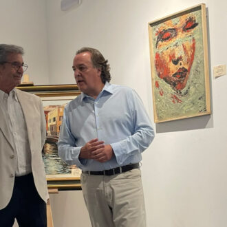 Jaime González Taboada, en la exposición ‘Pintores Solidarios’ junto a algunos de sus autores