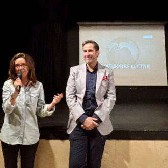 Paula Gómez-Angulo, acompañada del crítico de cine Guillermo Balmori, en la presentación del ciclo ‘Clásicos del Espronceda’