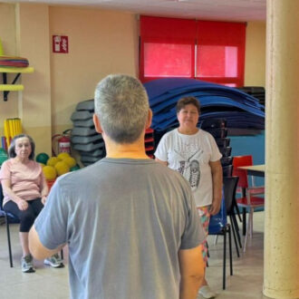 Mayores realizando actividades en un centro