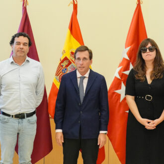 El alcalde de Madrid, José Luis Martínez-Almeida, en la reunión con la Asociación de Víctimas del Accidente de Adamuz en el Palacio de Cibeles