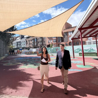 David Pérez, en el Colegio de Educación Infantil, Primaria y Secundaria Obligatoria Garcilaso de la Vega donde la junta municipal está ejecutando obras de mantenimiento y mejora
