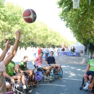 Un grupo de jóvenes practica baloncesto en silla de ruedas en el Día del Deporte, en El Retiro