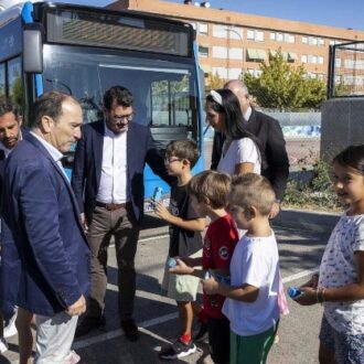 Carabante con un grupo de escolares en el Educabús