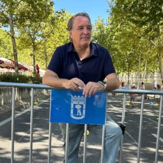 González Taboada en el recinto en el que se celebra un circuito ciclista en el Día de la Movilidad de Chamberí