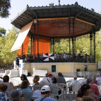 Imagen del templete de El Retiro con la banda y la bandera de Ceuta
