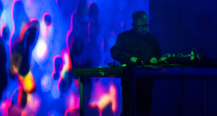 Imagen del espectáculo del compositor Drew McDowall junto al cineasta Pedro Maia. ©@camille_blake